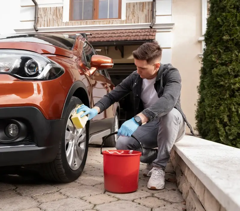 Lavage auto à domicile Châtel : professionnel intervenant sur un véhicule